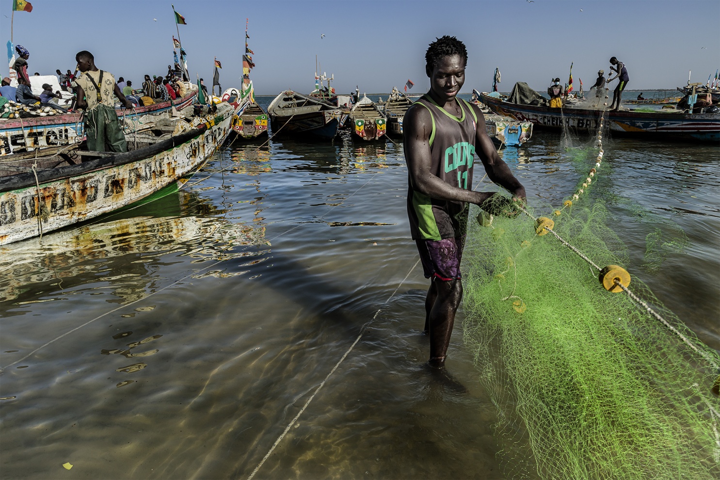 I pescatori tradizionali del Senegal sfidano l�Oceano Atlantico navigando con piccole piroghe di legno alla ricerca dei grandi banchi di pesce.