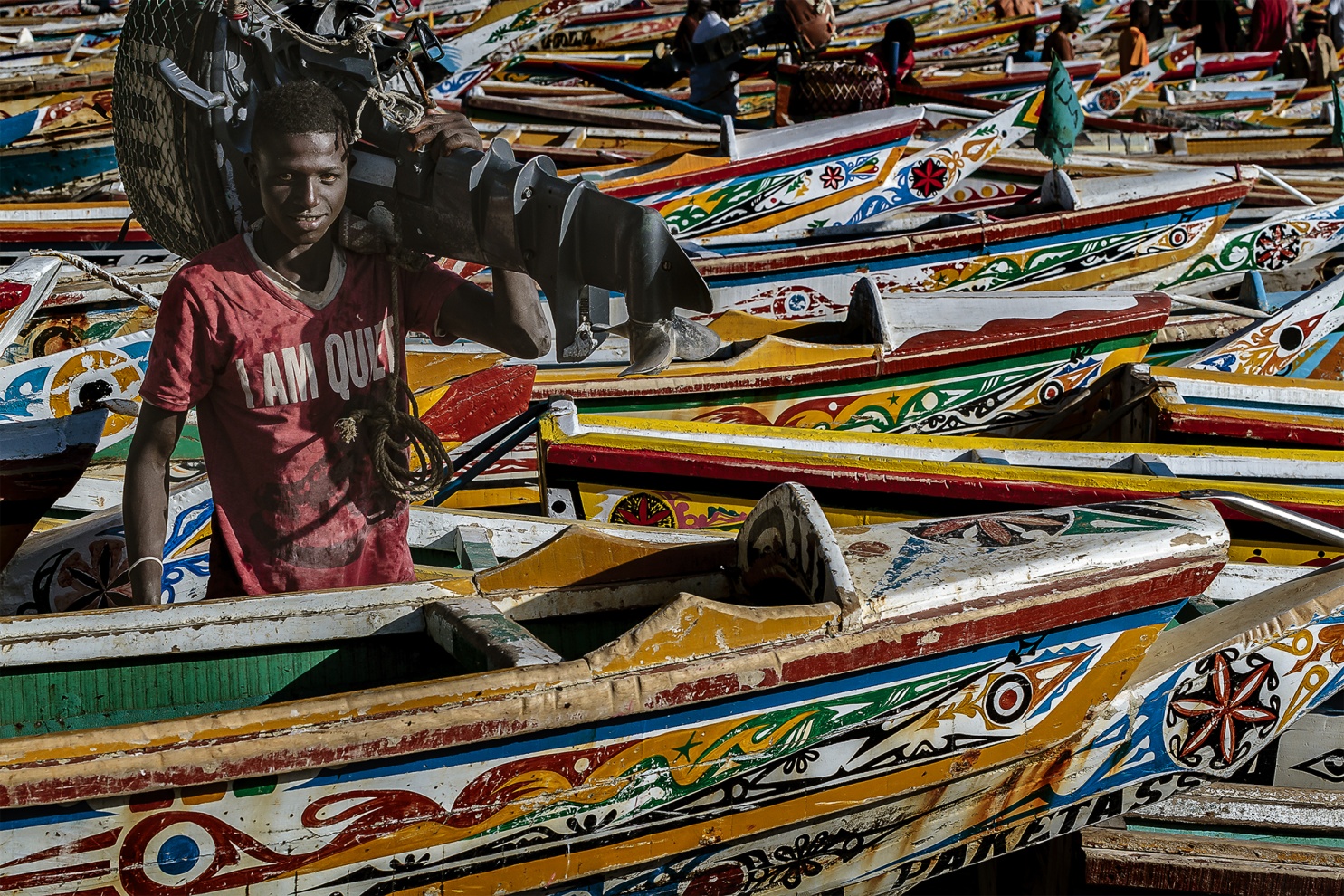 I pescatori tradizionali del Senegal sfidano l�Oceano Atlantico navigando con piccole piroghe di legno alla ricerca dei grandi banchi di pesce.