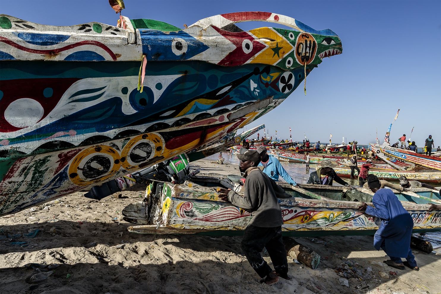I pescatori tradizionali del Senegal sfidano l�Oceano Atlantico navigando con piccole piroghe di legno alla ricerca dei grandi banchi di pesce.