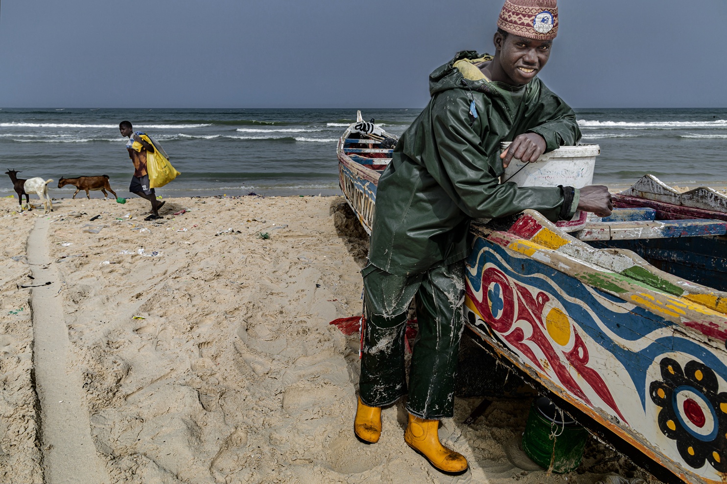 I pescatori tradizionali del Senegal sfidano l�Oceano Atlantico navigando con piccole piroghe di legno alla ricerca dei grandi banchi di pesce.
