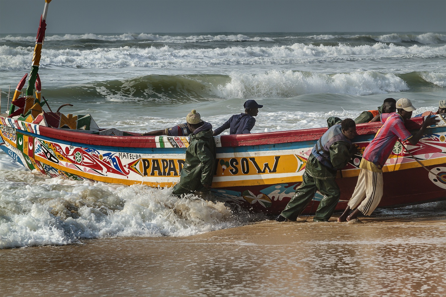 I pescatori tradizionali del Senegal sfidano l�Oceano Atlantico navigando con piccole piroghe di legno alla ricerca dei grandi banchi di pesce.
