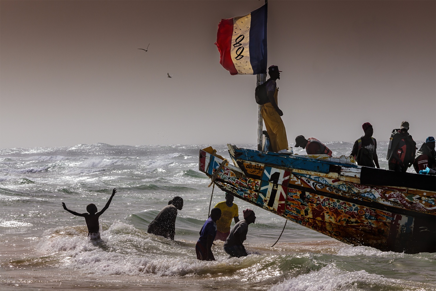 I pescatori tradizionali del Senegal sfidano l�Oceano Atlantico navigando con piccole piroghe di legno alla ricerca dei grandi banchi di pesce.