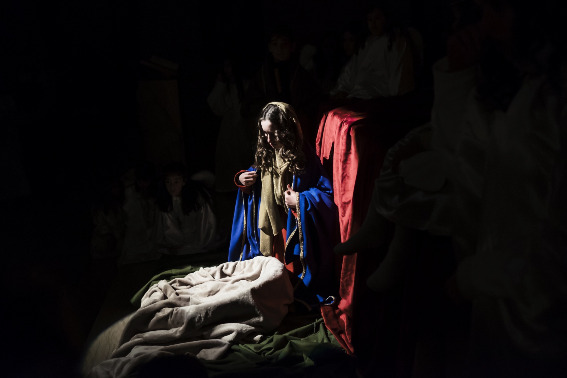LUI E' QUI, The living crib comes from the experience of St. Francis. The desire to recall the birth of Jesus comes to Francis during a trip to Palestine. Having obtained permission from Pope Honorius III, Saint
